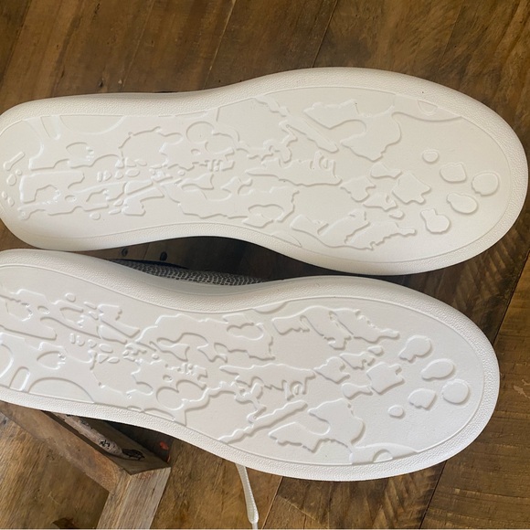 New! Never worn embellished shoes. Silver, white and black. Size 9. - Picture 4 of 4